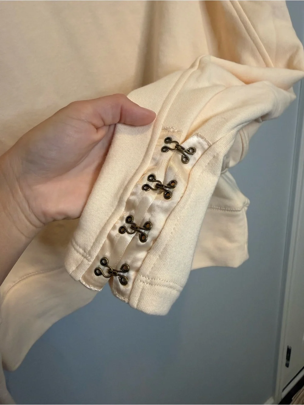 Anthropologie Cream Puff Sleeve Hook Clasp Detail Sweatshirt Medium - Picture 4 of 9
